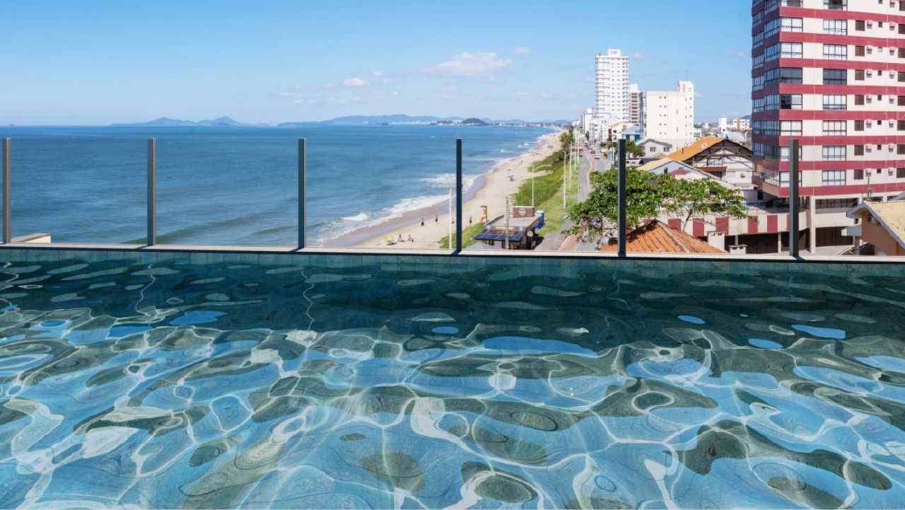 Piscina adulto do Infinity Sea and Sky, com vista para a praia de Barra Velha