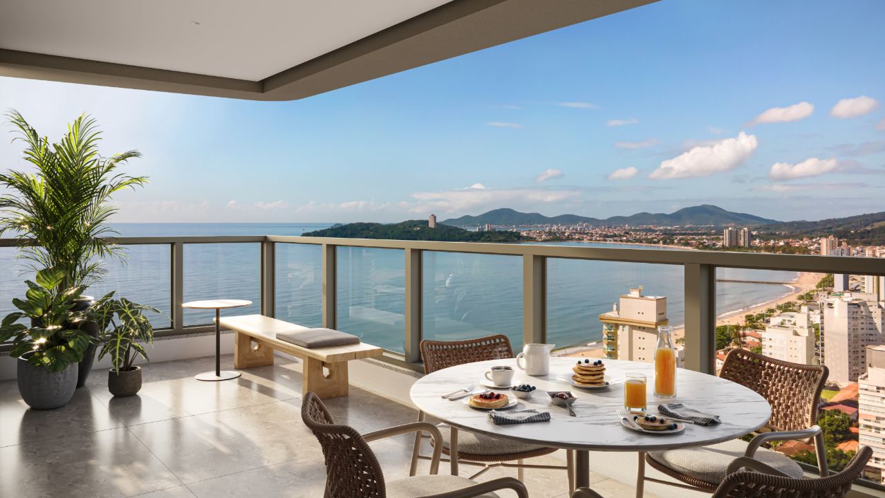 Sacada com mesa e vista para o mar