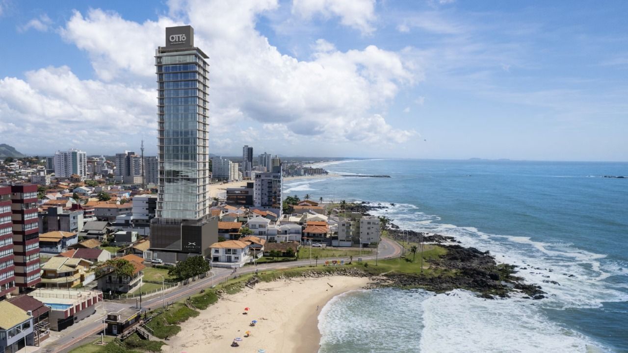 Vista aérea da torre do Infinity Sea and Sky, no Centro de Barra Velha, com a praia ao lado