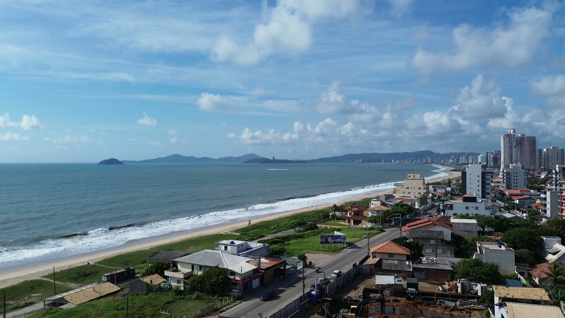 Orla do litoral norte de Santa Catarina vista do alto